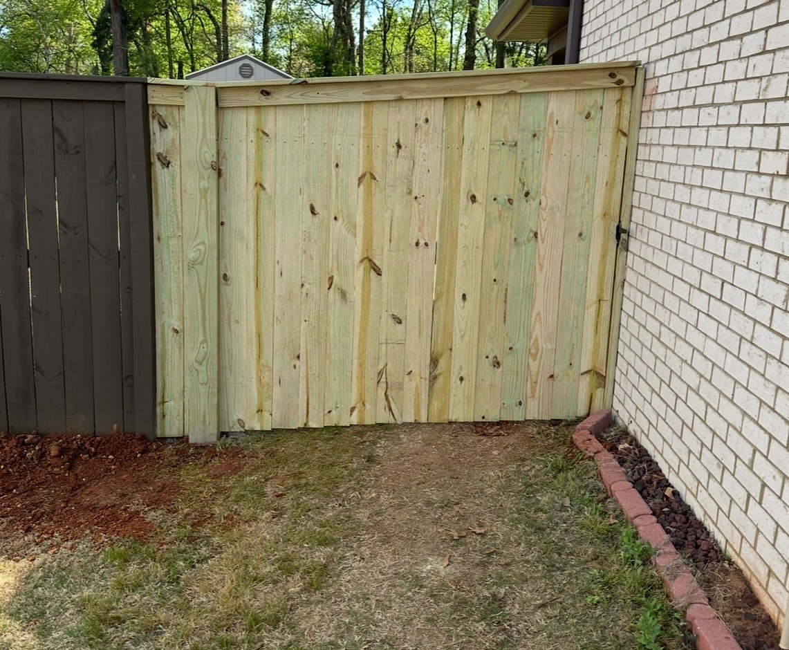 Custom privacy fence & gate